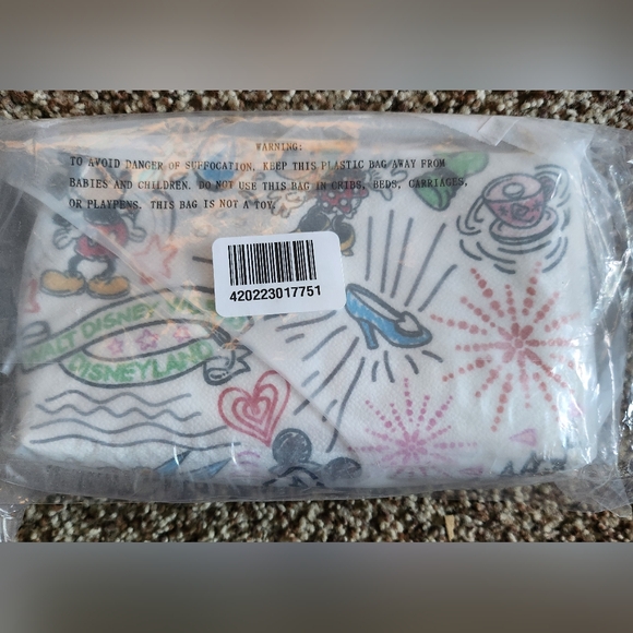 NWT! Dooney & Bourke Disney Cosmetic Case - Picture 4 of 4